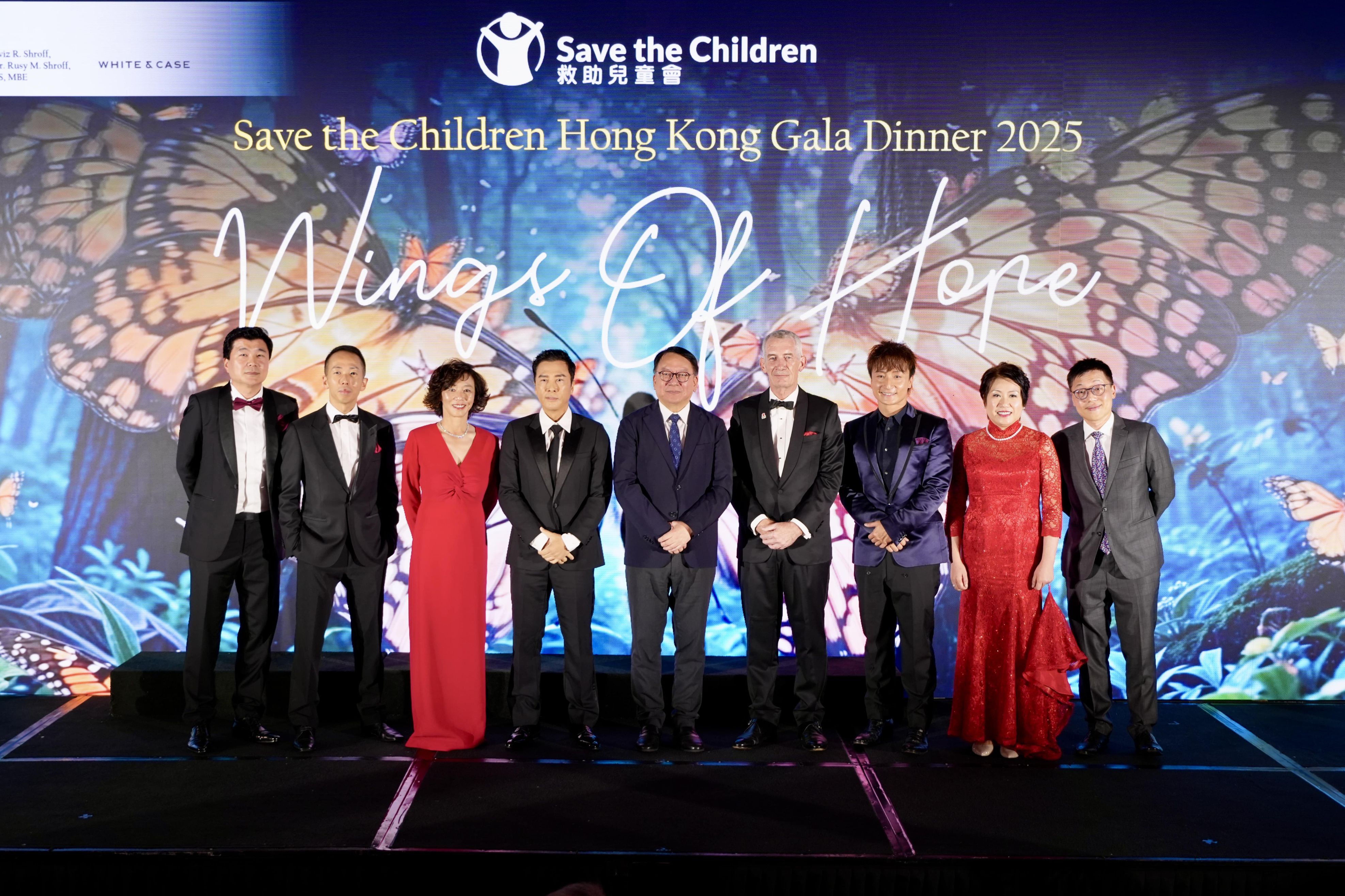Mr KK Chan, the Chief Secretary for Administration of the Government of the Hong Kong Special Administrative Region; Mr Donnie Yen, Ambassador for Save the Children Hong Kong; Mr Alex Fong, the Charity Ambassador for the gala dinner; along with members of the Save the Children Hong Kong Board of Directors, Committee Members, and the CEO, gathered to raise funds for children in need around the world.